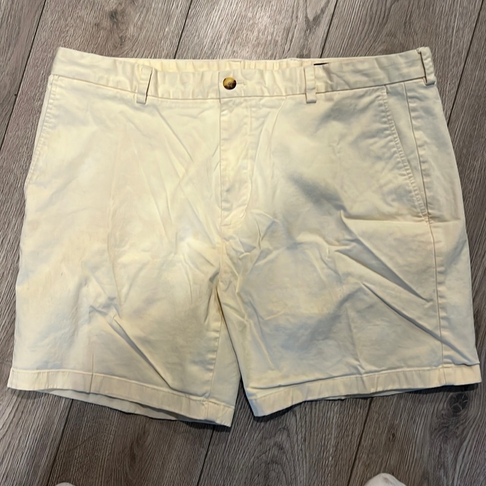Tan/yellow Khaki Vineyard Vines breaker Shorts size 40